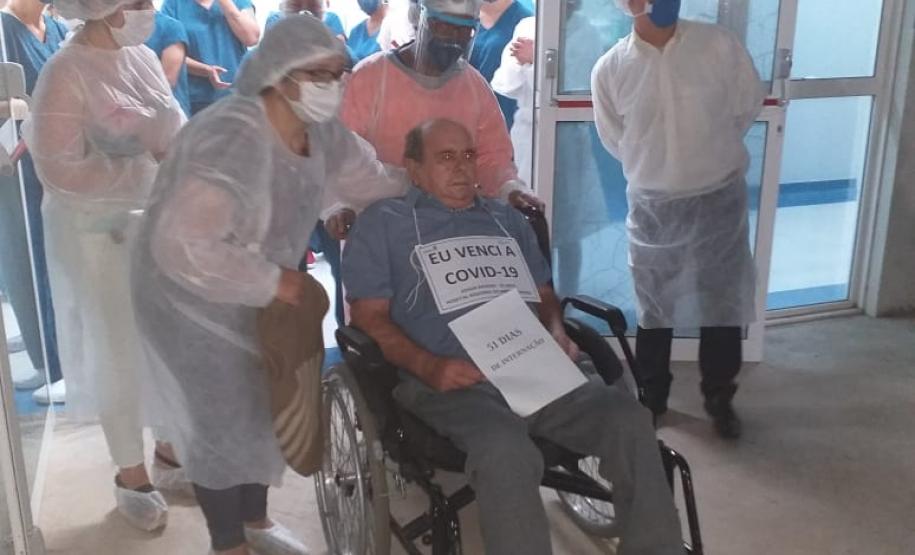 Paciente com Covid-19 recebe alta após 51 dias internado em Santo Antônio da Platina