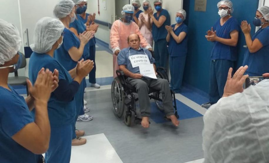 Paciente com Covid-19 recebe alta após 51 dias internado em Santo Antônio da Platina