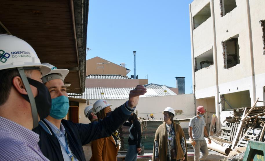 Secretário vistoria obras do Ambulatório Médico de Especialidades (AME) em Curitiba
