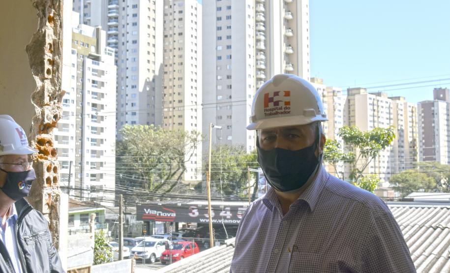 Secretário vistoria obras do Ambulatório Médico de Especialidades (AME) em Curitiba