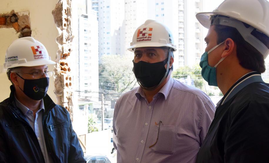 Secretário vistoria obras do Ambulatório Médico de Especialidades (AME) em Curitiba