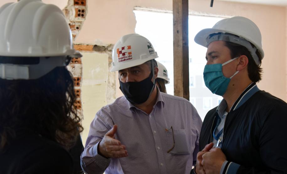 Secretário vistoria obras do Ambulatório Médico de Especialidades (AME) em Curitiba