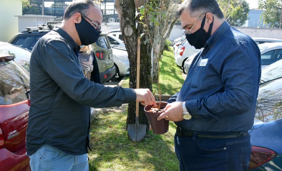 Secretário participa da campanha “Floresce Paraná” em alusão ao Dia do Voluntariado