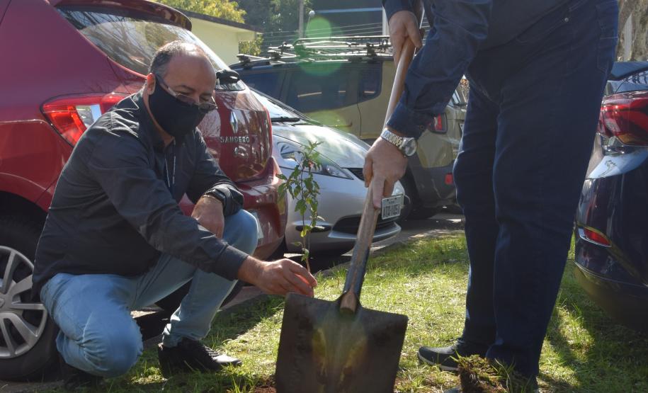 Secretário participa da campanha “Floresce Paraná” em alusão ao Dia do Voluntariado