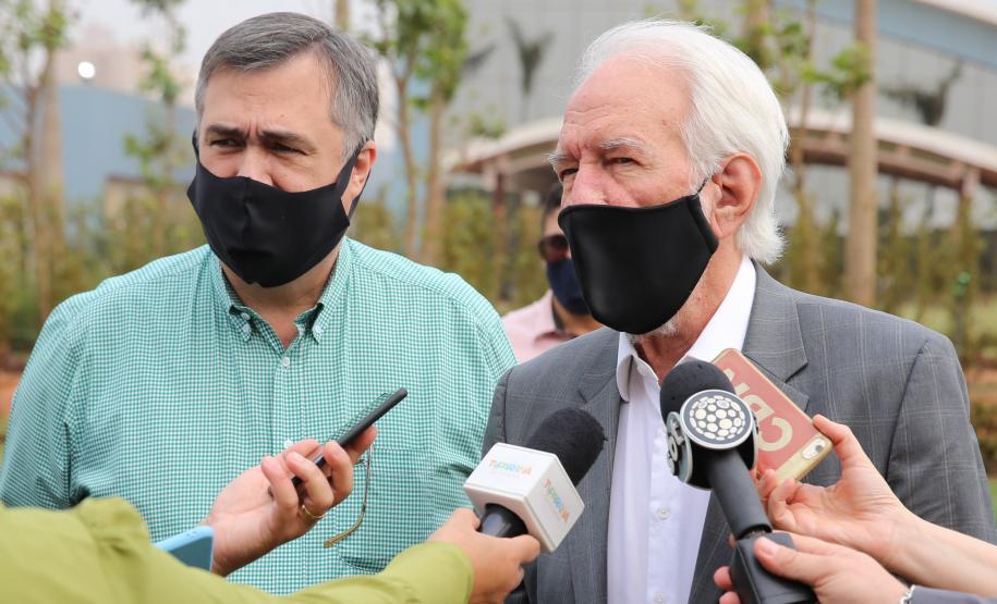 O vice-governador Darci Piana e o secretário de Estado da Saúde Beto Preto assinam o repasse de recursos ao Hospital da Criança para conclusão das obras