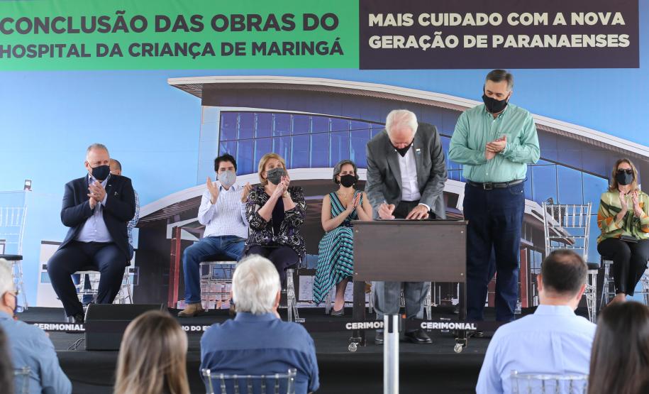 O vice-governador Darci Piana e o secretário de Estado da Saúde Beto Preto assinam o repasse de recursos ao Hospital da Criança para conclusão das obras