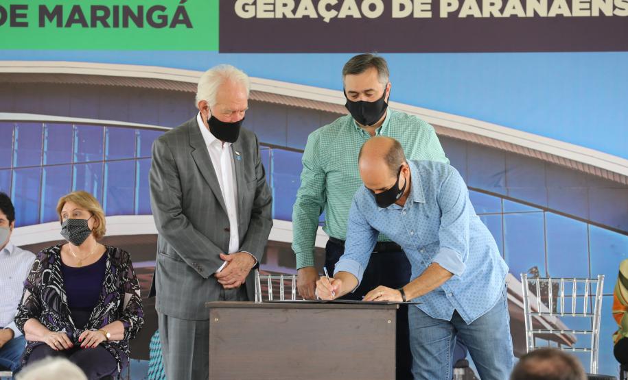 O vice-governador Darci Piana e o secretário de Estado da Saúde Beto Preto assinam o repasse de recursos ao Hospital da Criança para conclusão das obras