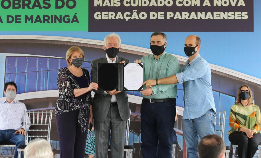 O vice-governador Darci Piana e o secretário de Estado da Saúde Beto Preto assinam o repasse de recursos ao Hospital da Criança para conclusão das obras