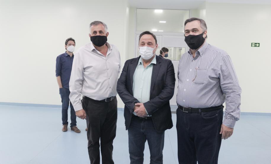 Secretário entrega equipamentos hospitalares e inaugura ala de ressonância magnética na região Oeste