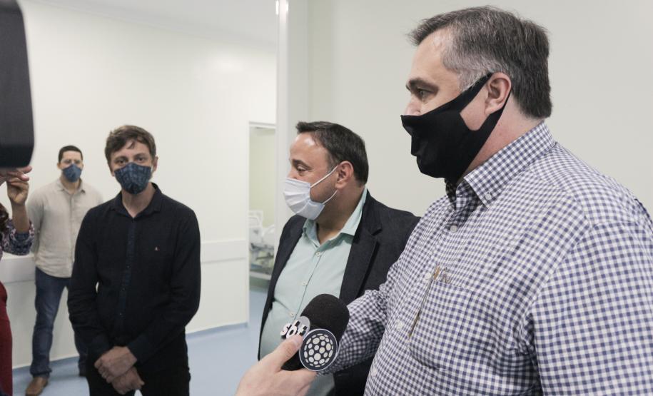 Secretário entrega equipamentos hospitalares e inaugura ala de ressonância magnética na região Oeste