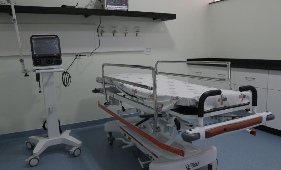 Secretário entrega equipamentos hospitalares e inaugura ala de ressonância magnética na região Oeste