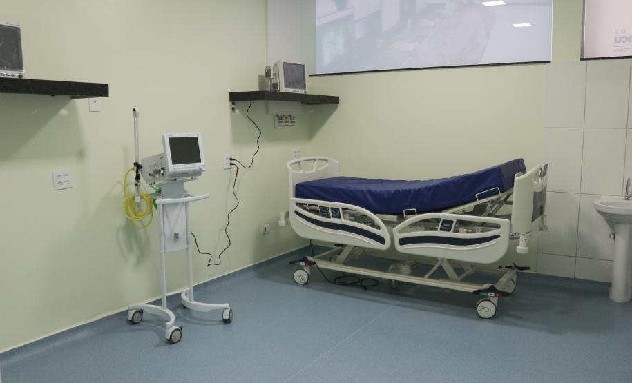 Secretário entrega equipamentos hospitalares e inaugura ala de ressonância magnética na região Oeste