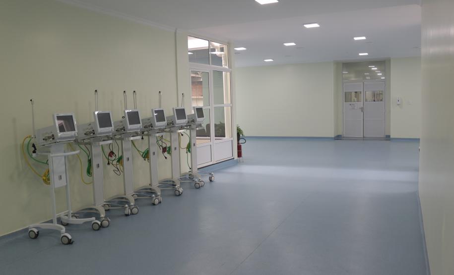Secretário entrega equipamentos hospitalares e inaugura ala de ressonância magnética na região Oeste