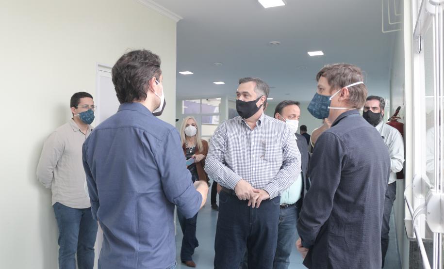 Secretário entrega equipamentos hospitalares e inaugura ala de ressonância magnética na região Oeste