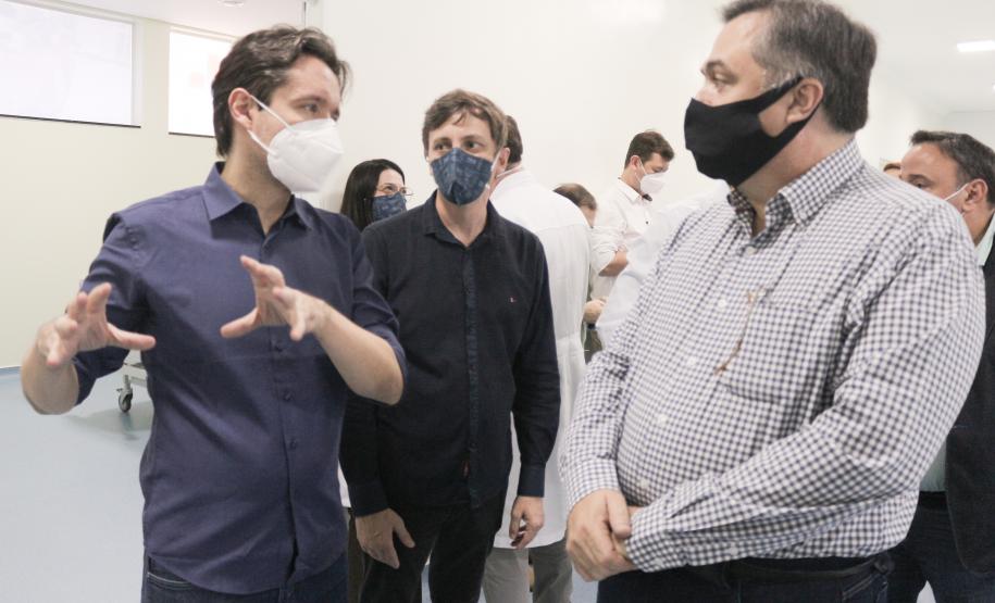 Secretário entrega equipamentos hospitalares e inaugura ala de ressonância magnética na região Oeste