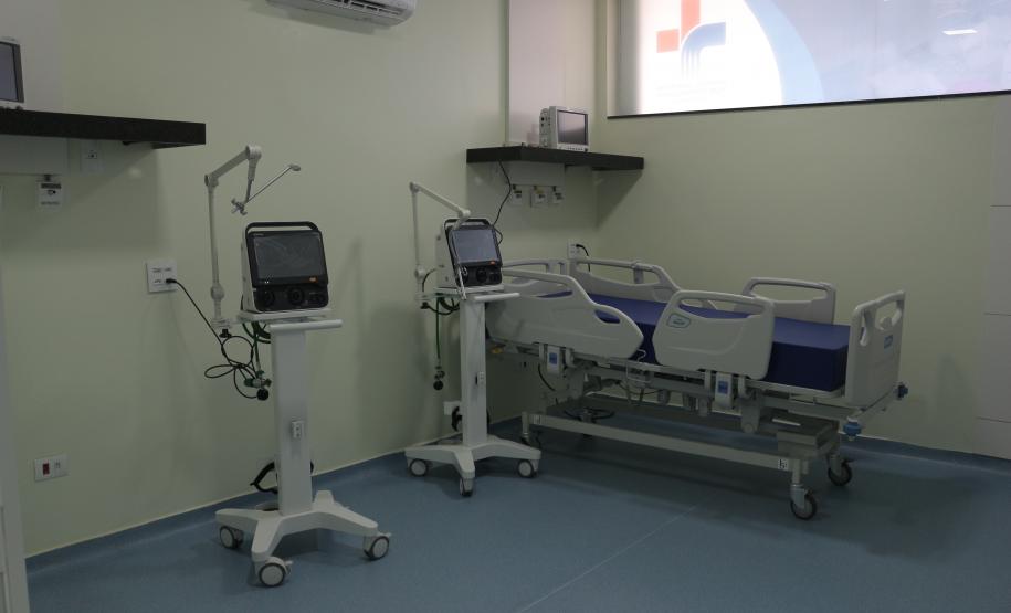 Secretário entrega equipamentos hospitalares e inaugura ala de ressonância magnética na região Oeste