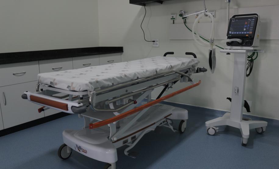 Secretário entrega equipamentos hospitalares e inaugura ala de ressonância magnética na região Oeste