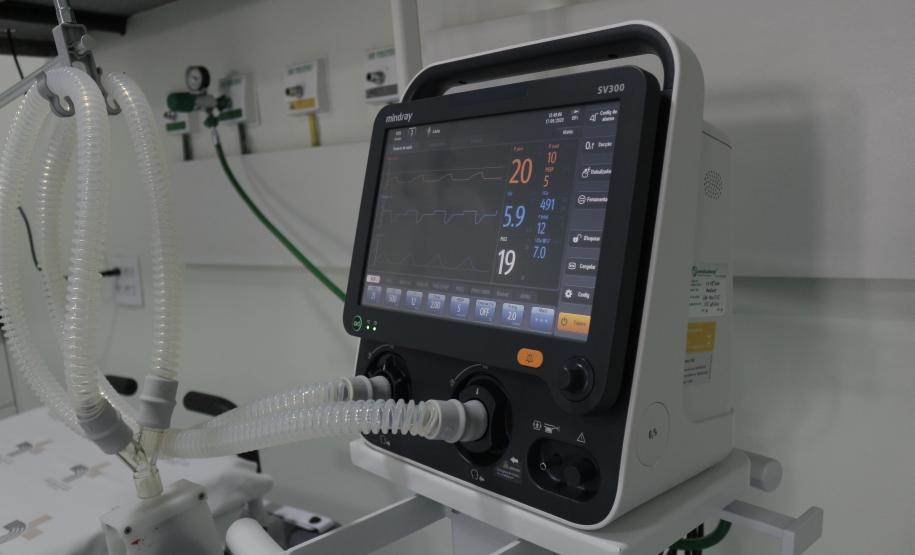 Secretário entrega equipamentos hospitalares e inaugura ala de ressonância magnética na região Oeste