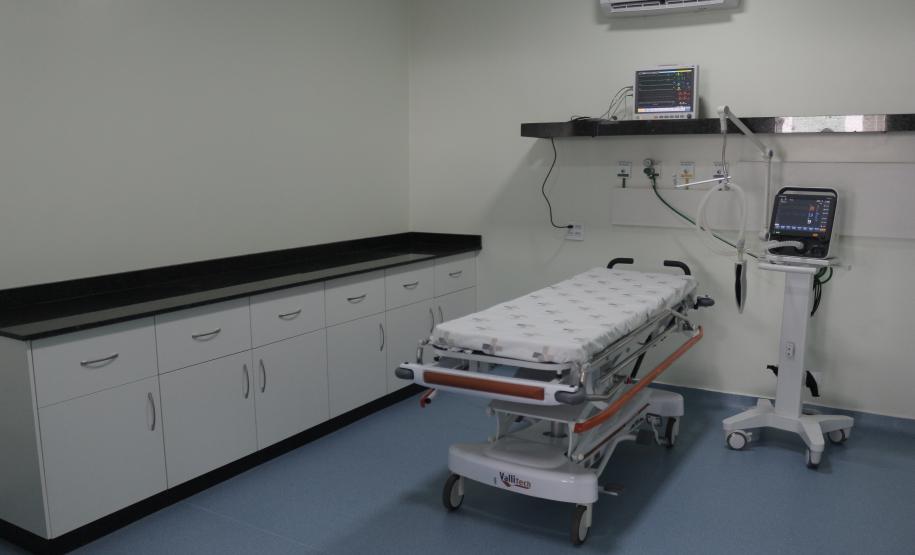 Secretário entrega equipamentos hospitalares e inaugura ala de ressonância magnética na região Oeste