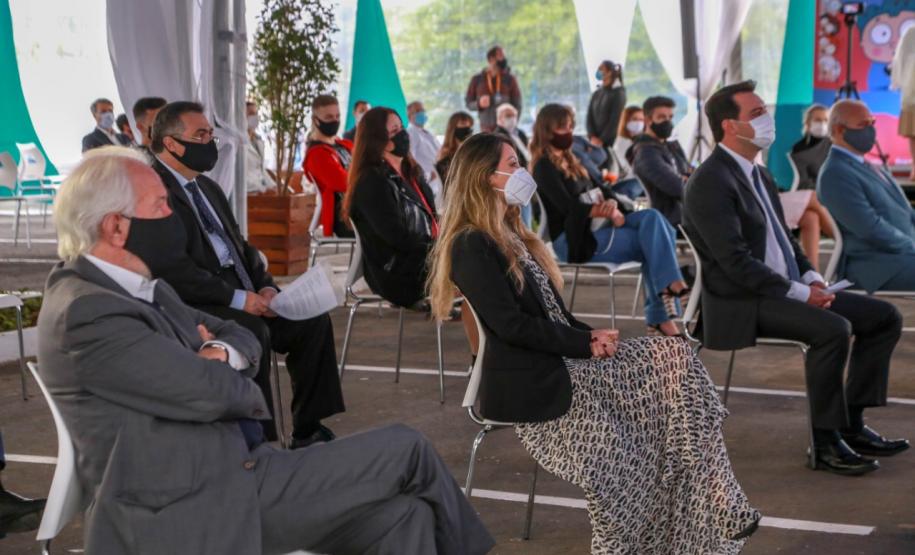 O governador Carlos Massa Ratinho Junior participou nesta terça-feira (01), em Curitiba, da inauguração do Erastinho, o primeiro hospital oncopediátrico do Sul do País. Idealizado pelo Hospital Erasto Gaetner, referência no tratamento de câncer no Paraná, a unidade recebeu investimento de R$ 30 milhões, sendo que mais de R$ 19 milhões foram destinados pelo Governo do Estado. O hospital é filantrópico e atende também pelo SUS.