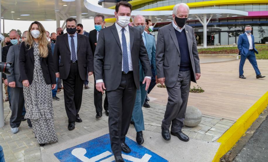O governador Carlos Massa Ratinho Junior participou nesta terça-feira (01), em Curitiba, da inauguração do Erastinho, o primeiro hospital oncopediátrico do Sul do País. Idealizado pelo Hospital Erasto Gaetner, referência no tratamento de câncer no Paraná, a unidade recebeu investimento de R$ 30 milhões, sendo que mais de R$ 19 milhões foram destinados pelo Governo do Estado. O hospital é filantrópico e atende também pelo SUS.