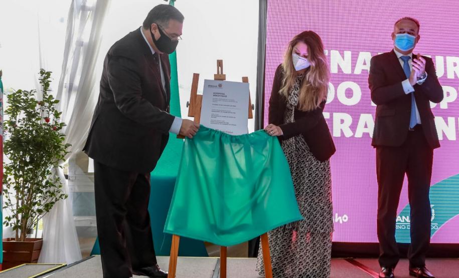 O governador Carlos Massa Ratinho Junior participou nesta terça-feira (01), em Curitiba, da inauguração do Erastinho, o primeiro hospital oncopediátrico do Sul do País. Idealizado pelo Hospital Erasto Gaetner, referência no tratamento de câncer no Paraná, a unidade recebeu investimento de R$ 30 milhões, sendo que mais de R$ 19 milhões foram destinados pelo Governo do Estado. O hospital é filantrópico e atende também pelo SUS.