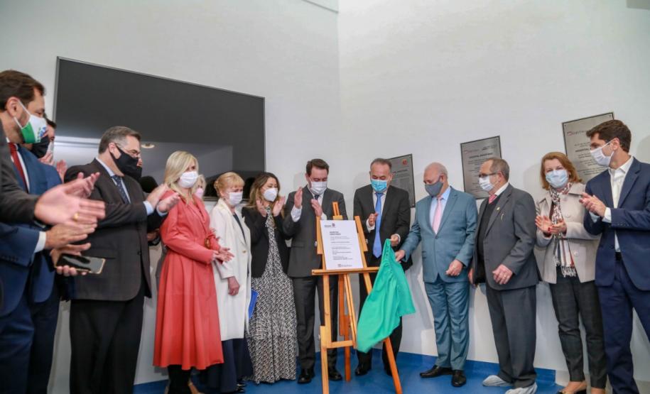 O governador Carlos Massa Ratinho Junior participou nesta terça-feira (01), em Curitiba, da inauguração do Erastinho, o primeiro hospital oncopediátrico do Sul do País. Idealizado pelo Hospital Erasto Gaetner, referência no tratamento de câncer no Paraná, a unidade recebeu investimento de R$ 30 milhões, sendo que mais de R$ 19 milhões foram destinados pelo Governo do Estado. O hospital é filantrópico e atende também pelo SUS.