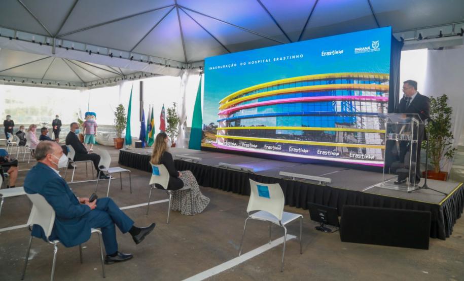 O governador Carlos Massa Ratinho Junior participou nesta terça-feira (01), em Curitiba, da inauguração do Erastinho, o primeiro hospital oncopediátrico do Sul do País. Idealizado pelo Hospital Erasto Gaetner, referência no tratamento de câncer no Paraná, a unidade recebeu investimento de R$ 30 milhões, sendo que mais de R$ 19 milhões foram destinados pelo Governo do Estado. O hospital é filantrópico e atende também pelo SUS.