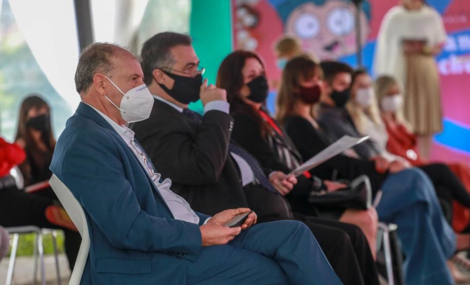 O governador Carlos Massa Ratinho Junior participou nesta terça-feira (01), em Curitiba, da inauguração do Erastinho, o primeiro hospital oncopediátrico do Sul do País. Idealizado pelo Hospital Erasto Gaetner, referência no tratamento de câncer no Paraná, a unidade recebeu investimento de R$ 30 milhões, sendo que mais de R$ 19 milhões foram destinados pelo Governo do Estado. O hospital é filantrópico e atende também pelo SUS.