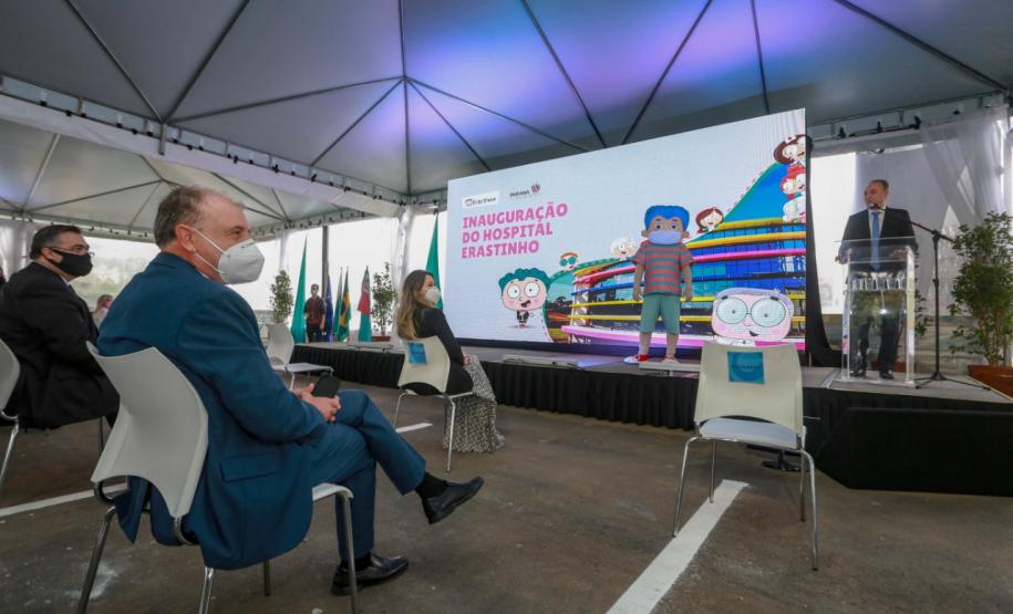 O governador Carlos Massa Ratinho Junior participou nesta terça-feira (01), em Curitiba, da inauguração do Erastinho, o primeiro hospital oncopediátrico do Sul do País. Idealizado pelo Hospital Erasto Gaetner, referência no tratamento de câncer no Paraná, a unidade recebeu investimento de R$ 30 milhões, sendo que mais de R$ 19 milhões foram destinados pelo Governo do Estado. O hospital é filantrópico e atende também pelo SUS.