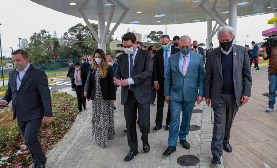 O governador Carlos Massa Ratinho Junior participou nesta terça-feira (01), em Curitiba, da inauguração do Erastinho, o primeiro hospital oncopediátrico do Sul do País. Idealizado pelo Hospital Erasto Gaetner, referência no tratamento de câncer no Paraná, a unidade recebeu investimento de R$ 30 milhões, sendo que mais de R$ 19 milhões foram destinados pelo Governo do Estado. O hospital é filantrópico e atende também pelo SUS.