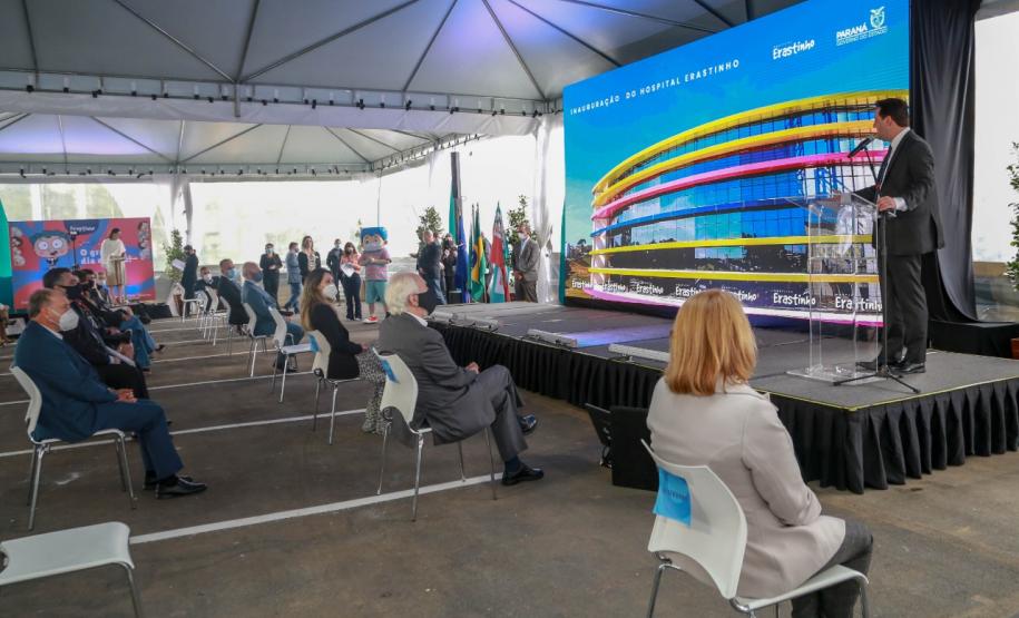 O governador Carlos Massa Ratinho Junior participou nesta terça-feira (01), em Curitiba, da inauguração do Erastinho, o primeiro hospital oncopediátrico do Sul do País. Idealizado pelo Hospital Erasto Gaetner, referência no tratamento de câncer no Paraná, a unidade recebeu investimento de R$ 30 milhões, sendo que mais de R$ 19 milhões foram destinados pelo Governo do Estado. O hospital é filantrópico e atende também pelo SUS.