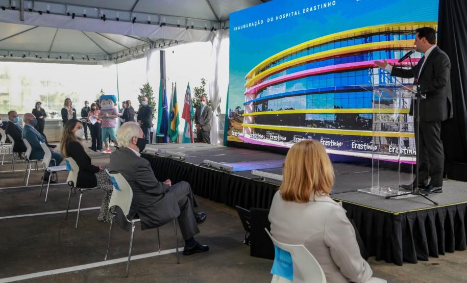 O governador Carlos Massa Ratinho Junior participou nesta terça-feira (01), em Curitiba, da inauguração do Erastinho, o primeiro hospital oncopediátrico do Sul do País. Idealizado pelo Hospital Erasto Gaetner, referência no tratamento de câncer no Paraná, a unidade recebeu investimento de R$ 30 milhões, sendo que mais de R$ 19 milhões foram destinados pelo Governo do Estado. O hospital é filantrópico e atende também pelo SUS.
