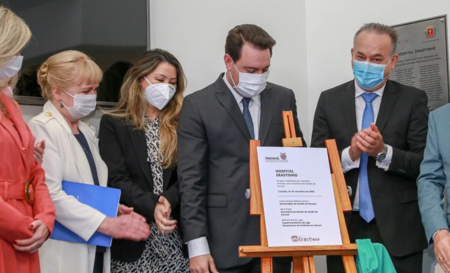 O governador Carlos Massa Ratinho Junior participou nesta terça-feira (01), em Curitiba, da inauguração do Erastinho, o primeiro hospital oncopediátrico do Sul do País. Idealizado pelo Hospital Erasto Gaetner, referência no tratamento de câncer no Paraná, a unidade recebeu investimento de R$ 30 milhões, sendo que mais de R$ 19 milhões foram destinados pelo Governo do Estado. O hospital é filantrópico e atende também pelo SUS.