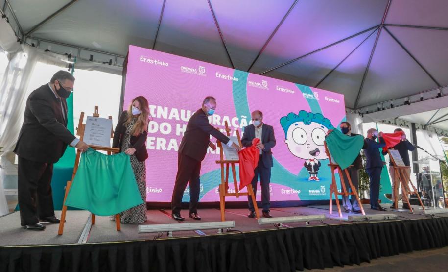 O governador Carlos Massa Ratinho Junior participou nesta terça-feira (01), em Curitiba, da inauguração do Erastinho, o primeiro hospital oncopediátrico do Sul do País. Idealizado pelo Hospital Erasto Gaetner, referência no tratamento de câncer no Paraná, a unidade recebeu investimento de R$ 30 milhões, sendo que mais de R$ 19 milhões foram destinados pelo Governo do Estado. O hospital é filantrópico e atende também pelo SUS.