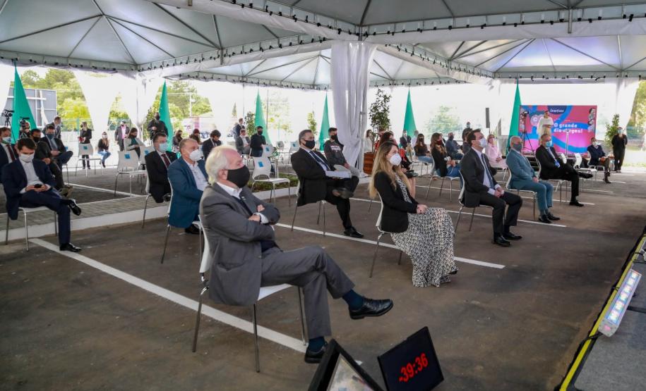 O governador Carlos Massa Ratinho Junior participou nesta terça-feira (01), em Curitiba, da inauguração do Erastinho, o primeiro hospital oncopediátrico do Sul do País. Idealizado pelo Hospital Erasto Gaetner, referência no tratamento de câncer no Paraná, a unidade recebeu investimento de R$ 30 milhões, sendo que mais de R$ 19 milhões foram destinados pelo Governo do Estado. O hospital é filantrópico e atende também pelo SUS.