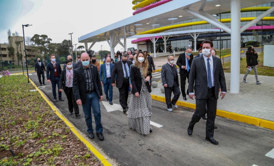 O governador Carlos Massa Ratinho Junior participou nesta terça-feira (01), em Curitiba, da inauguração do Erastinho, o primeiro hospital oncopediátrico do Sul do País. Idealizado pelo Hospital Erasto Gaetner, referência no tratamento de câncer no Paraná, a unidade recebeu investimento de R$ 30 milhões, sendo que mais de R$ 19 milhões foram destinados pelo Governo do Estado. O hospital é filantrópico e atende também pelo SUS.