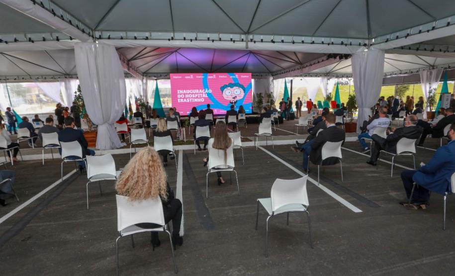 O governador Carlos Massa Ratinho Junior participou nesta terça-feira (01), em Curitiba, da inauguração do Erastinho, o primeiro hospital oncopediátrico do Sul do País. Idealizado pelo Hospital Erasto Gaetner, referência no tratamento de câncer no Paraná, a unidade recebeu investimento de R$ 30 milhões, sendo que mais de R$ 19 milhões foram destinados pelo Governo do Estado. O hospital é filantrópico e atende também pelo SUS.