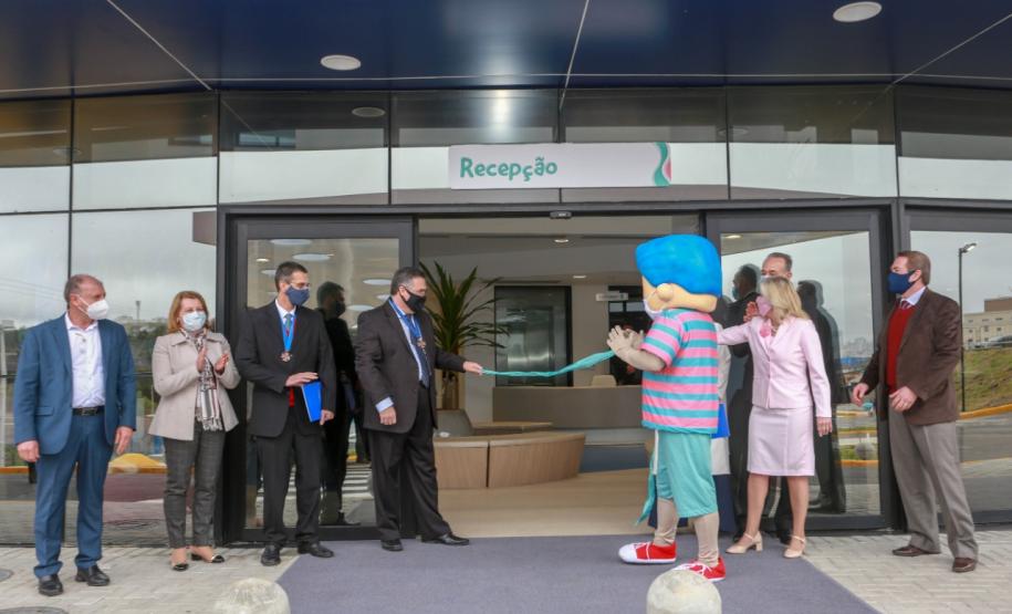 O governador Carlos Massa Ratinho Junior participou nesta terça-feira (01), em Curitiba, da inauguração do Erastinho, o primeiro hospital oncopediátrico do Sul do País. Idealizado pelo Hospital Erasto Gaetner, referência no tratamento de câncer no Paraná, a unidade recebeu investimento de R$ 30 milhões, sendo que mais de R$ 19 milhões foram destinados pelo Governo do Estado. O hospital é filantrópico e atende também pelo SUS.
