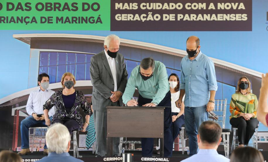 O vice-governador Darci Piana e o secretário de Estado da Saúde Beto Preto assinam o repasse de recursos ao Hospital da Criança para conclusão das obras