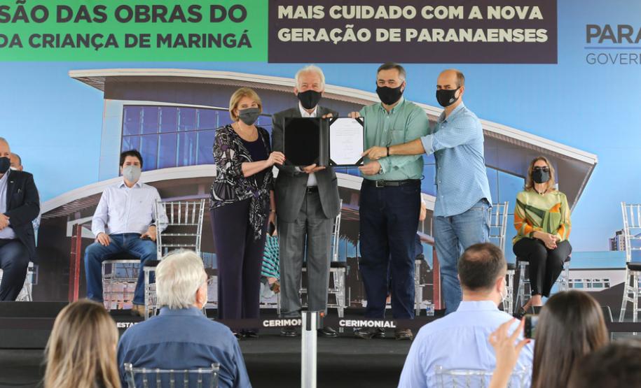 O vice-governador Darci Piana e o secretário de Estado da Saúde Beto Preto assinam o repasse de recursos ao Hospital da Criança para conclusão das obras