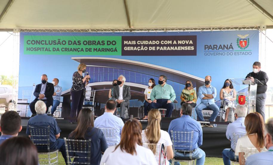 O vice-governador Darci Piana e o secretário de Estado da Saúde Beto Preto assinam o repasse de recursos ao Hospital da Criança para conclusão das obras