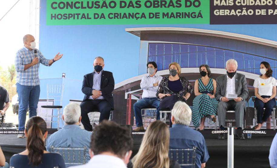 O vice-governador Darci Piana e o secretário de Estado da Saúde Beto Preto assinam o repasse de recursos ao Hospital da Criança para conclusão das obras