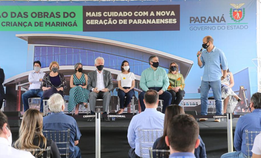 O vice-governador Darci Piana e o secretário de Estado da Saúde Beto Preto assinam o repasse de recursos ao Hospital da Criança para conclusão das obras