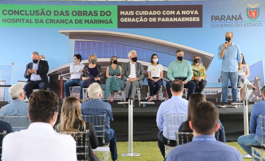 O vice-governador Darci Piana e o secretário de Estado da Saúde Beto Preto assinam o repasse de recursos ao Hospital da Criança para conclusão das obras