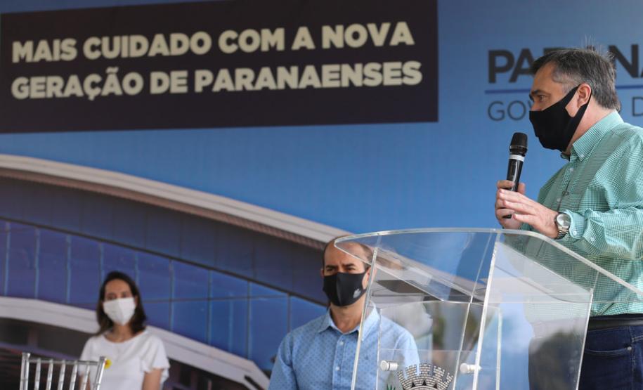 O vice-governador Darci Piana e o secretário de Estado da Saúde Beto Preto assinam o repasse de recursos ao Hospital da Criança para conclusão das obras
