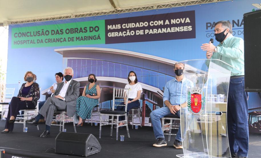 O vice-governador Darci Piana e o secretário de Estado da Saúde Beto Preto assinam o repasse de recursos ao Hospital da Criança para conclusão das obras