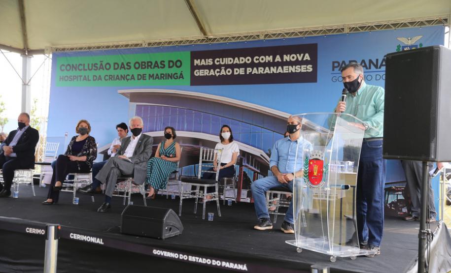 O vice-governador Darci Piana e o secretário de Estado da Saúde Beto Preto assinam o repasse de recursos ao Hospital da Criança para conclusão das obras