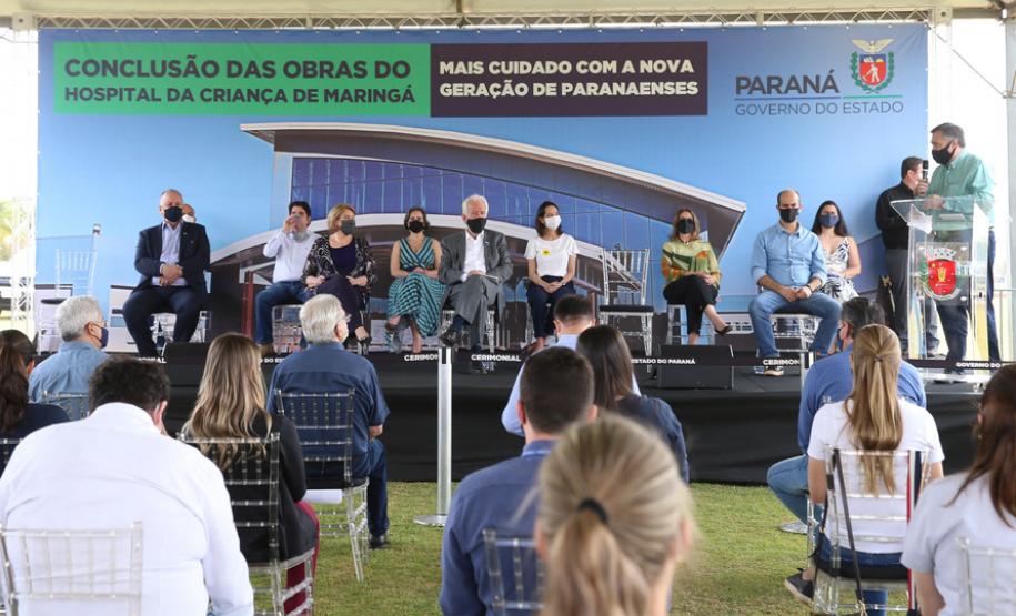O vice-governador Darci Piana e o secretário de Estado da Saúde Beto Preto assinam o repasse de recursos ao Hospital da Criança para conclusão das obras