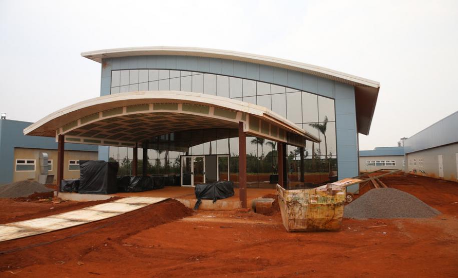 O vice-governador Darci Piana e o secretário de Estado da Saúde Beto Preto assinam o repasse de recursos ao Hospital da Criança para conclusão das obras